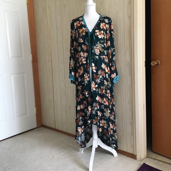 Stunning Kimono - Picture 3 of 8